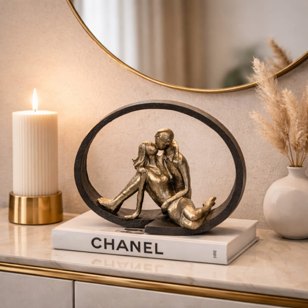 Couple inside cadre black