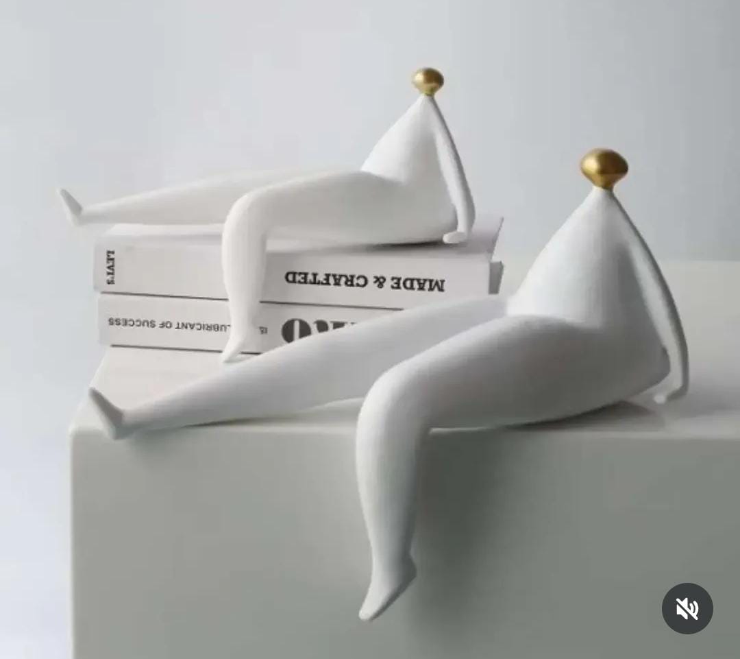 Set of 2 sitting persons