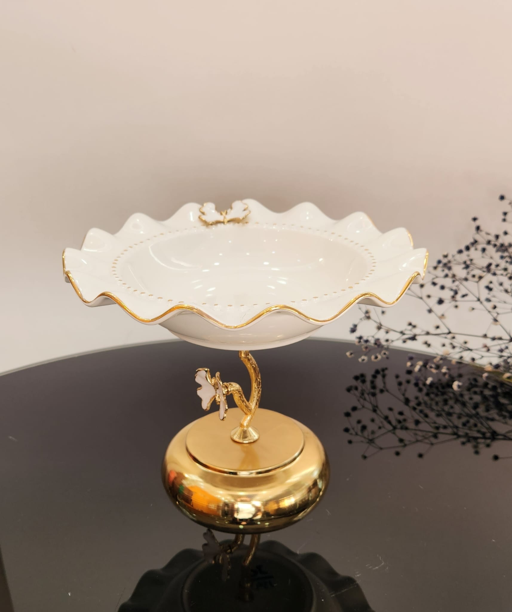 White plate with a base gold