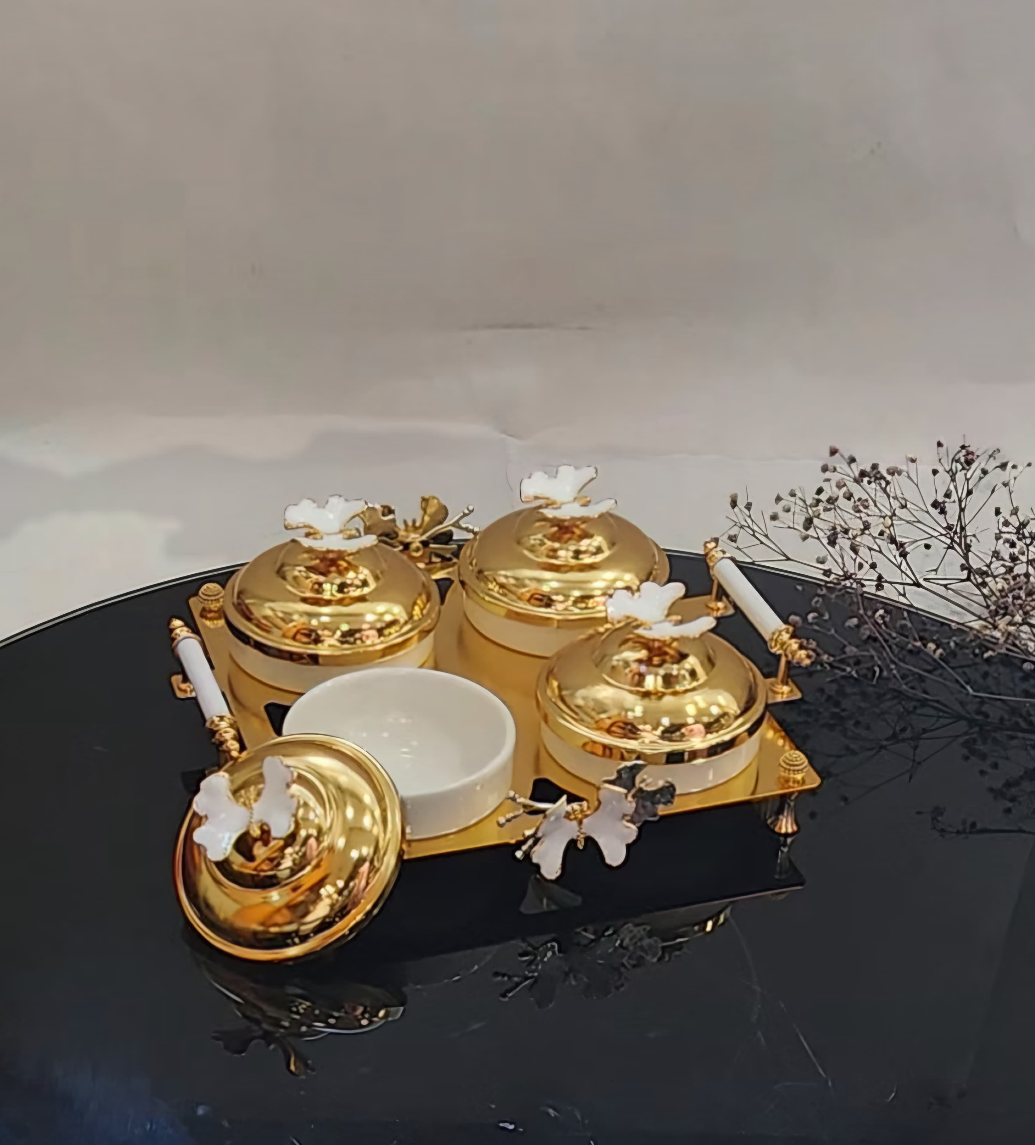 4 Bowls white and gold  with golden trays
