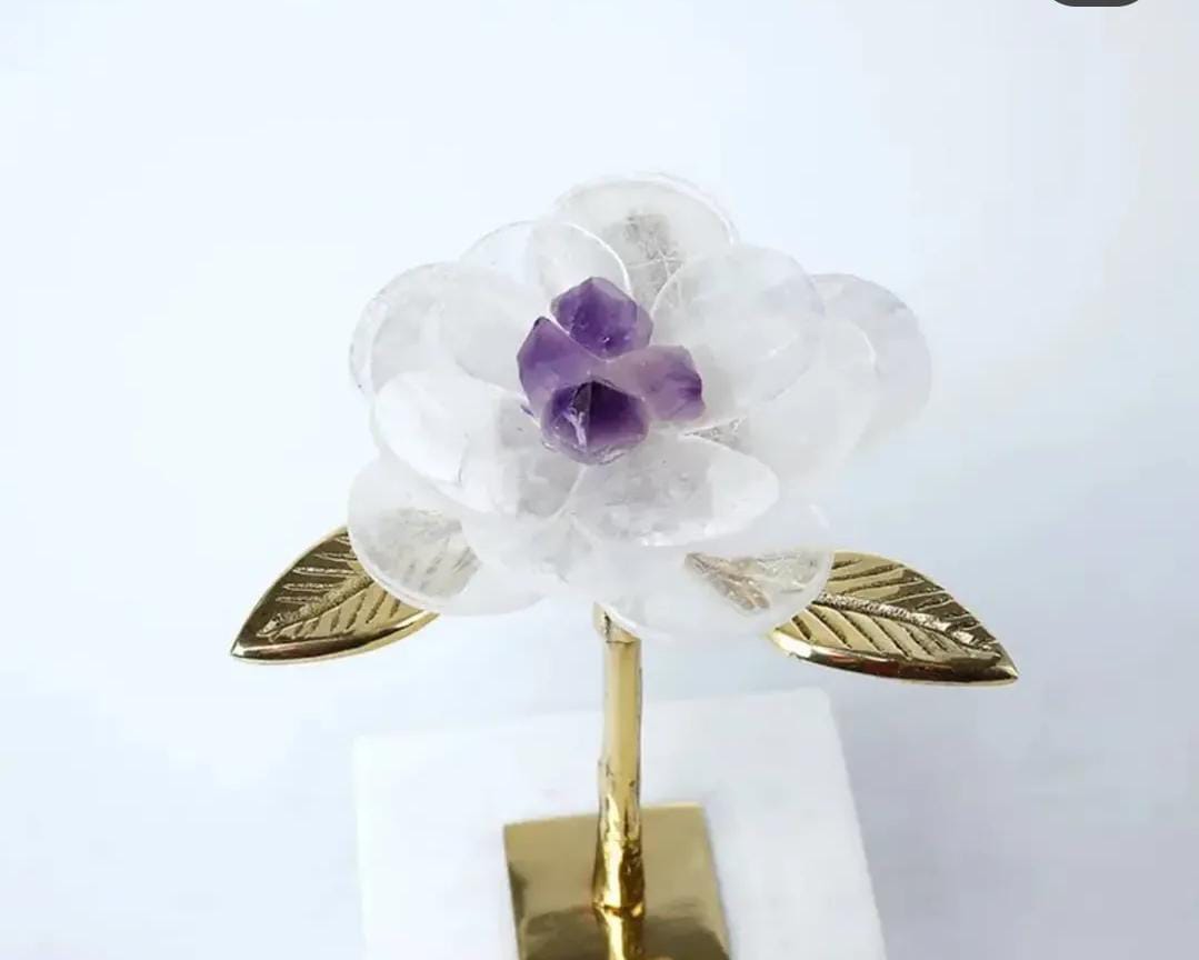 Decorative flower sculptures on a marble base - hover