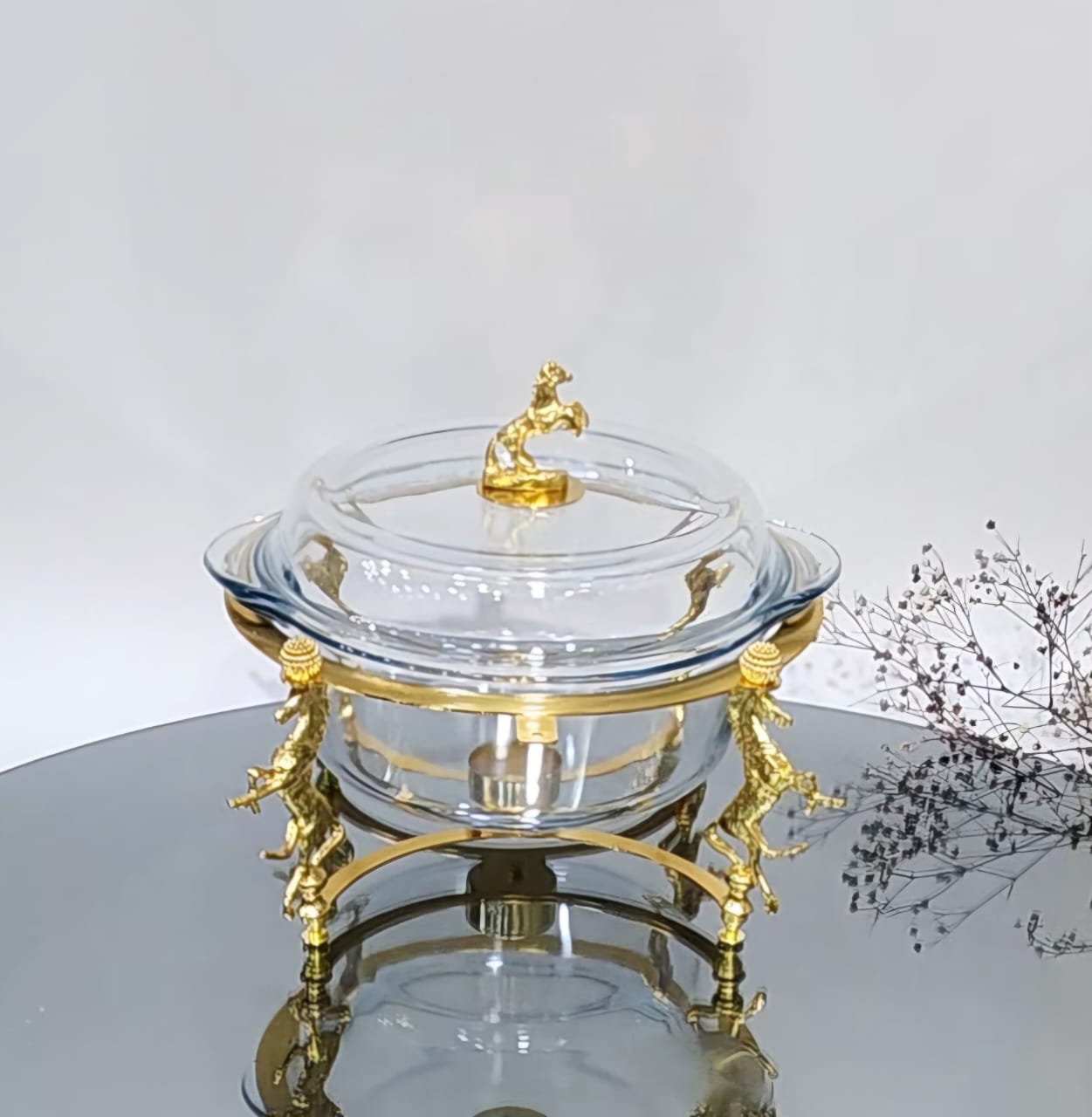 Transparent food bowl with lid with golden base