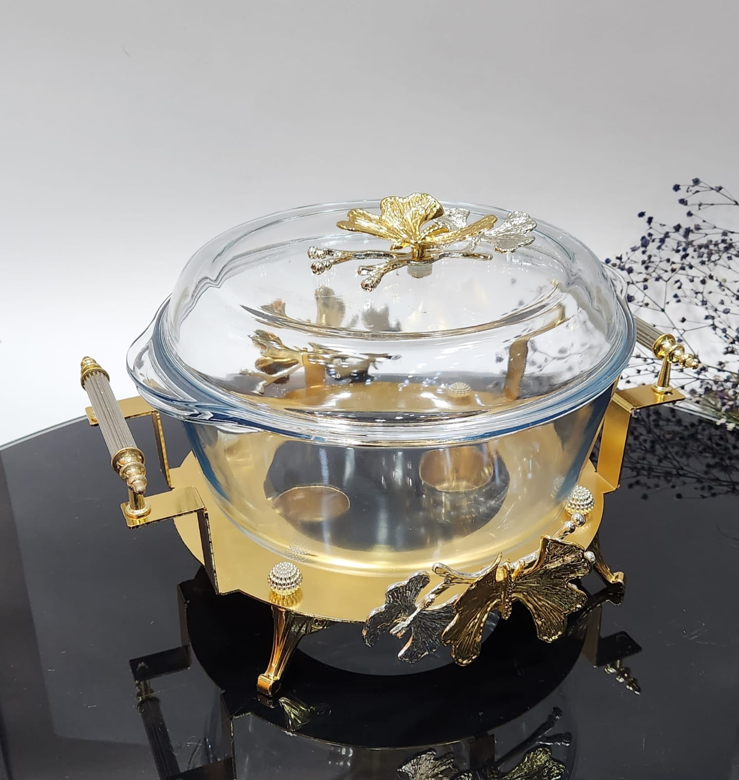 Transparent food bowl with lid with golden base